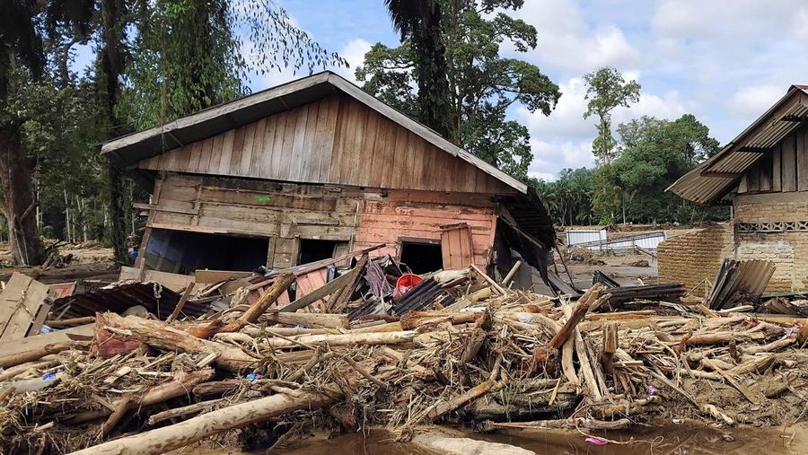 banjir-bandang-menerjang-batang-toru-tapanuli-selatan-sumatera-utara-indonesia-sabtu-29112025-1764484561973_169